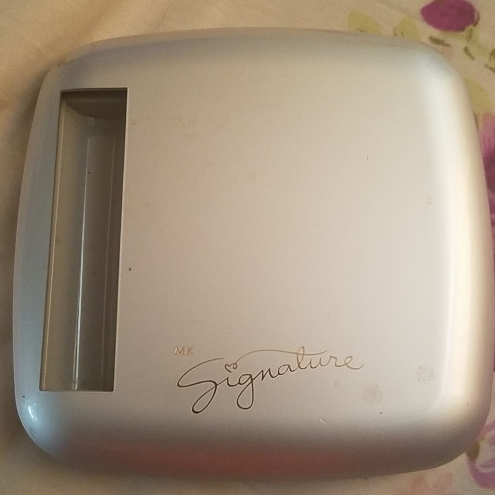 MARY KAY SIGNATURE COMPACT